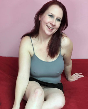 18 year old girl Ella Woods nudes on a vibrator after slowly removing clothing